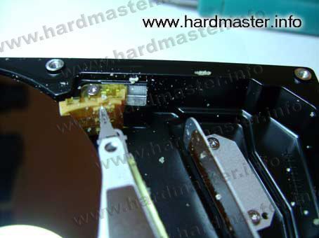 Силиконовые крошки внутри гермозоны Силиконовые крошки внутри гермозоны