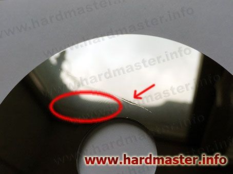 Царапина и замятие пластины HDD после удара топором