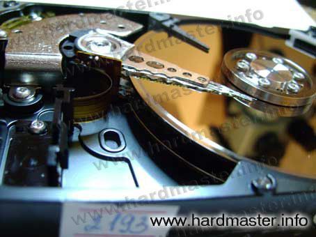 Открытый HDD WD1600JS с царапиной