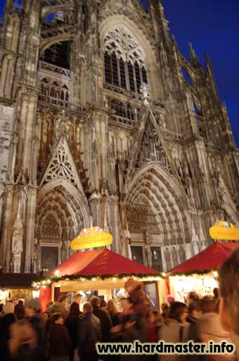 Рождественский рынок рядом с собором