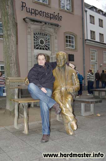 Рядом с кукольным театром