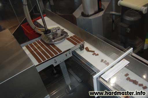 Шоколадки на конвейере