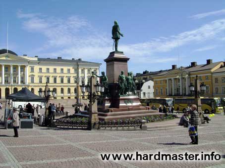 Памятник Александру II вид сбоку