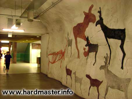 Тоннель входа в метро. Граффити на стенах