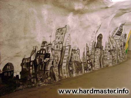 Тоннель входа в метро. Граффити на стенах