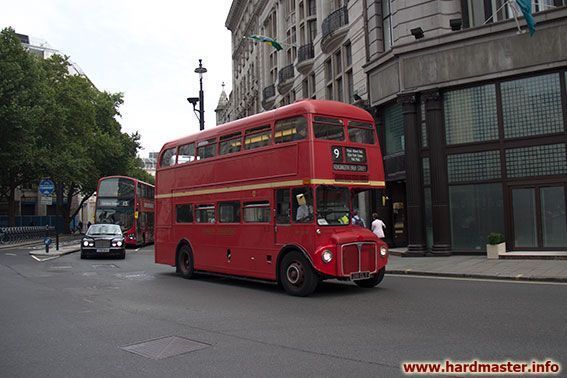 Знаменитые двухэтажные красные автобусы