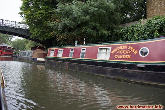 Лодки-дома по берегам канала