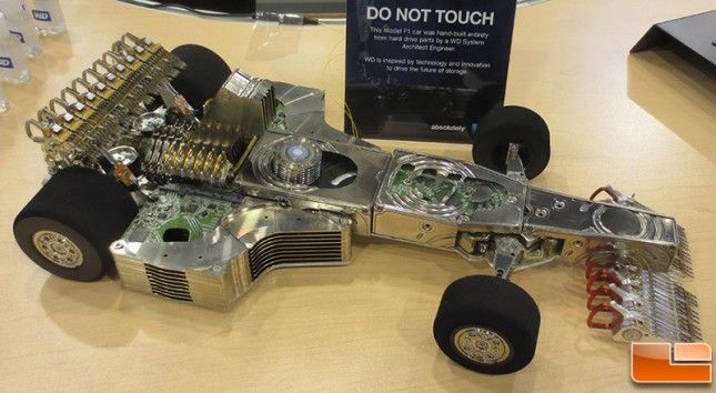 Болид F1 из двухсот пятидесяти жестких дисков WD
